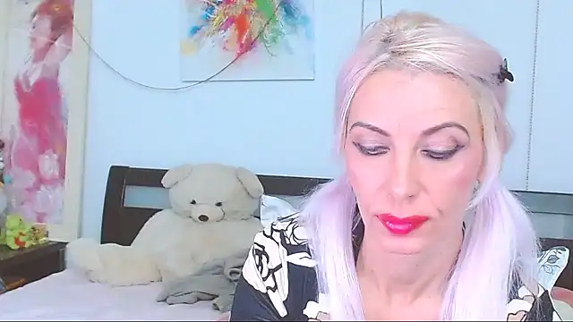 Snapshot of HoneyLara chatting on October 5, 2025, 8:40 pm HoneyLara online show from October 5, 2025, 8:40 pm