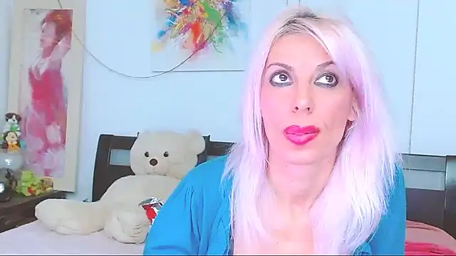 Snapshot of HoneyLara chatting on October 28, 2025, 10:23 pm HoneyLara online show from October 28, 2025, 10:23 pm