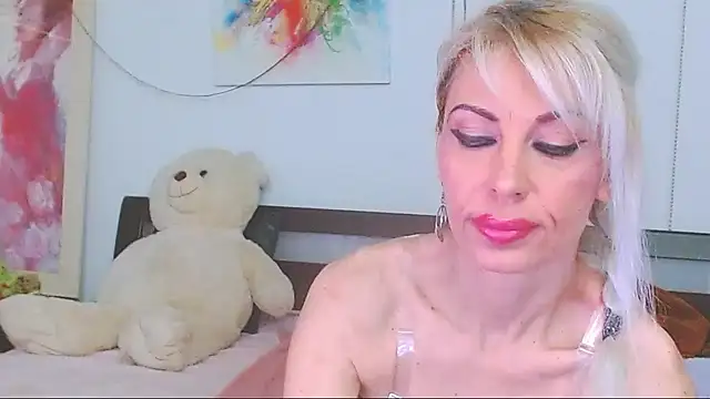 Snapshot of HoneyLara chatting on April 17, 2026, 8:45 pm HoneyLara online show from April 17, 2026, 8:45 pm