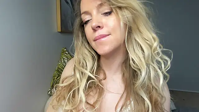 BelieveinEmliy online show from December 30, 2024, 11:48 am