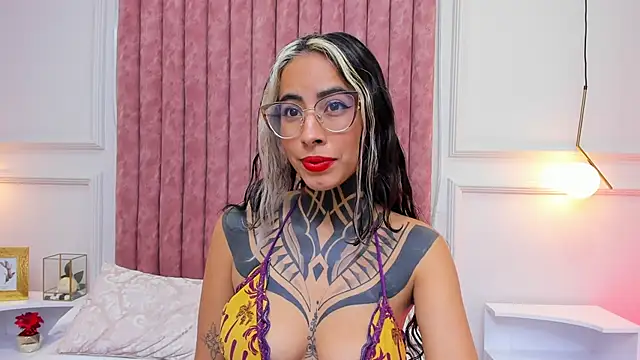 NicoleBlum online show from December 27, 2024, 4:54 pm
