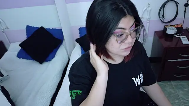 Catwhite  online show from November 22, 2025, 1:32 pm