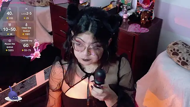 Catwhite  online show from March 16, 2026, 4:55 pm