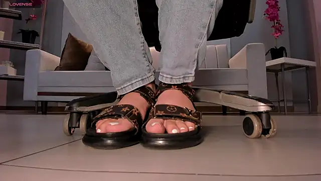 Snapshot of MartinnaBonnet chatting on February 28, 2025, 10:41 am MartinnaBonnet online show from February 28, 2025, 10:41 am