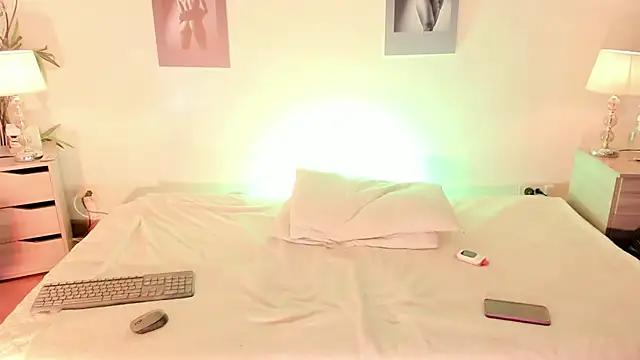 Alicee Levine online show from April 2, 2026, 9:45 pm