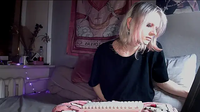 Snapshot of Alien_Bella chatting on March 14, 2026, 9:09 pm Alien Bella online show from March 14, 2026, 9:09 pm