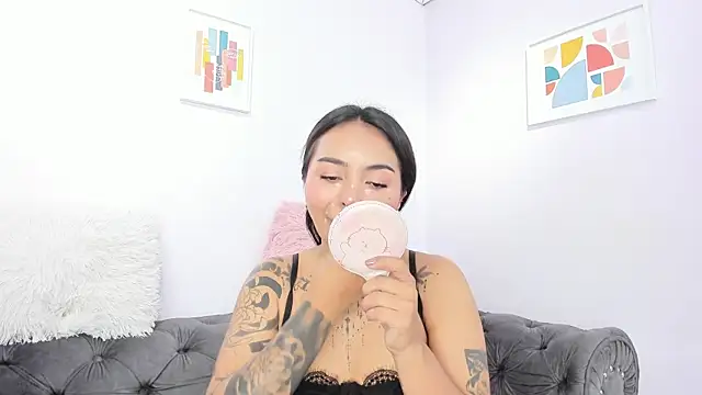 miss soffi  online show from November 5, 2025, 6:41 pm