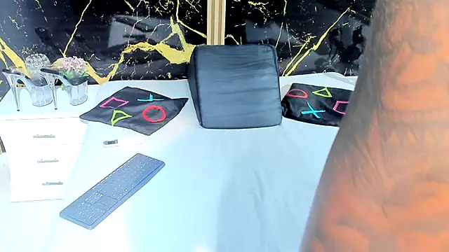 NahomyOwen online show from October 6, 2025, 12:24 pm