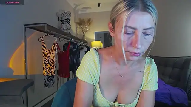 ZoeGrant online show from September 25, 2025, 7:39 pm