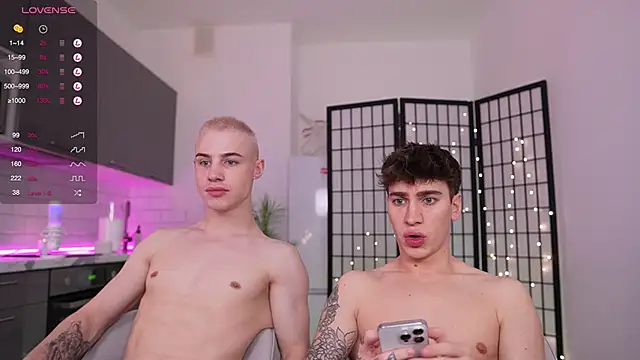 Snapshot of Evan__White_ chatting on December 1, 2024, 5:35 pm Evan White online show from December 1, 2024, 5:35 pm