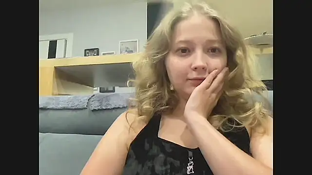 Snapshot of CharmingSarah chatting on September 25, 2025, 4:32 pm CharmingSarah online show from September 25, 2025, 4:32 pm