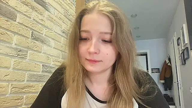 CharmingSarah online show from May 6, 2026, 2:00 pm