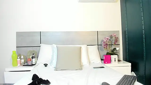 EmmaSmith2 online show from April 8, 2026, 1:49 am