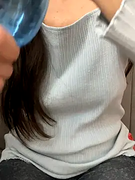 SHARONRodrig online show from November 3, 2025, 8:43 pm