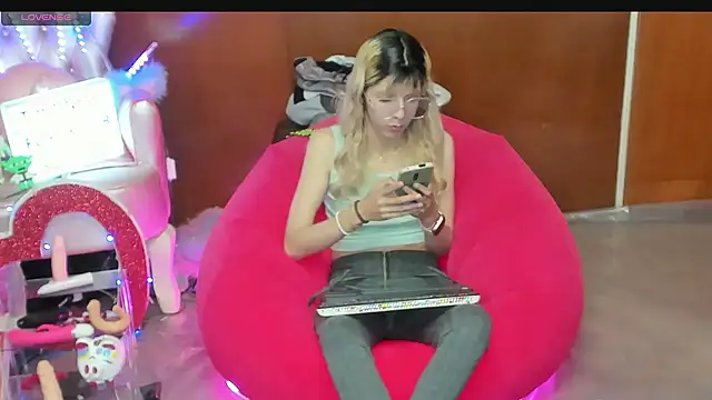 Skinygirl online show from April 8, 2026, 11:27 pm