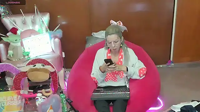 Snapshot of Skinygirl chatting on May 20, 2026, 10:38 pm Skinygirl online show from May 20, 2026, 10:38 pm