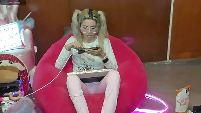 Skinygirl online show from June 15, 2026, 12:24 am