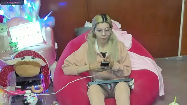 Skinygirl online show from June 26, 2026, 2:38 am