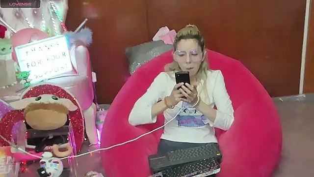 Skinygirl online show from June 26, 2026, 11:53 pm
