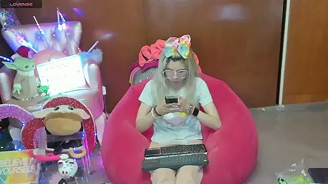 Skinygirl online show from July 9, 2026, 12:04 am