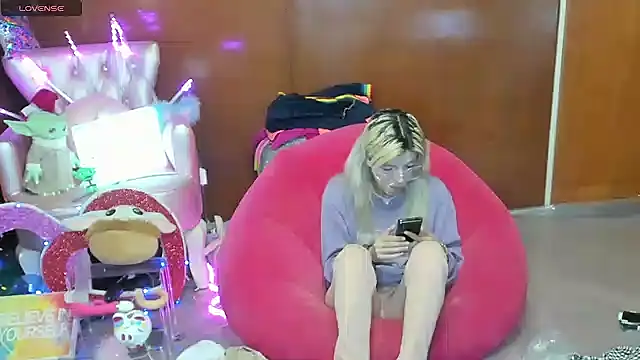 Skinygirl online show from July 12, 2026, 11:51 pm
