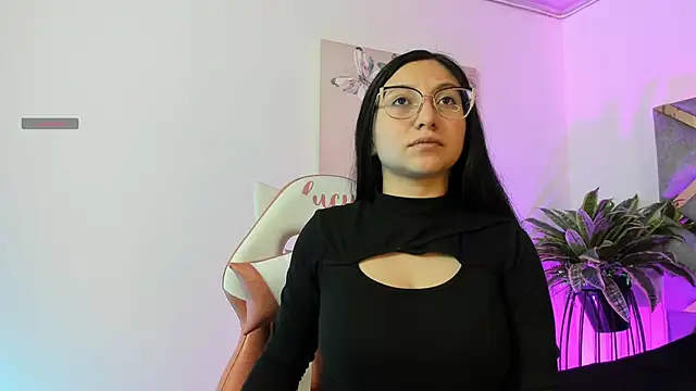 lucy neil online show from November 13, 2025, 2:32 am