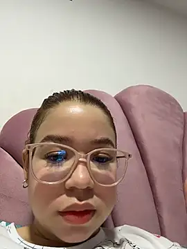 Snapshot of Lucyklein2022 chatting on March 20, 2026, 11:42 pm Lucyklein2022 online show from March 20, 2026, 11:42 pm