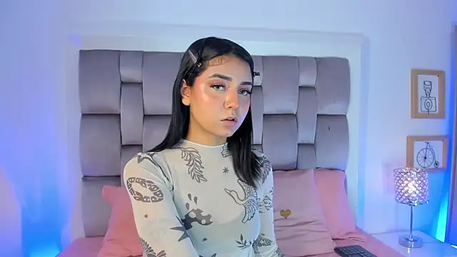 Emma Torres   online show from December 29, 2024, 12:12 pm