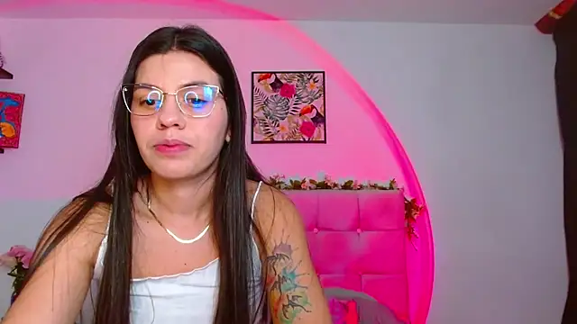 Snapshot of Layla_Rachel chatting on November 1, 2025, 1:29 am Layla Rachel online show from November 1, 2025, 1:29 am