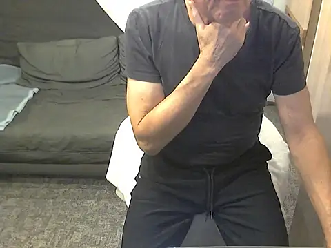 kiam471 online show from November 18, 2025, 11:26 pm