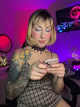 Cinamoonn online show from April 4, 2026, 7:55 pm