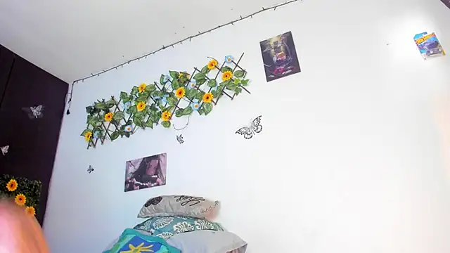 mensia hernandz online show from April 28, 2026, 12:43 pm