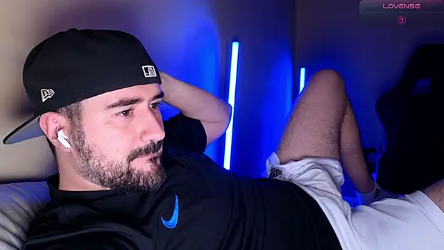 DominantTheo online show from April 21, 2026, 4:41 am