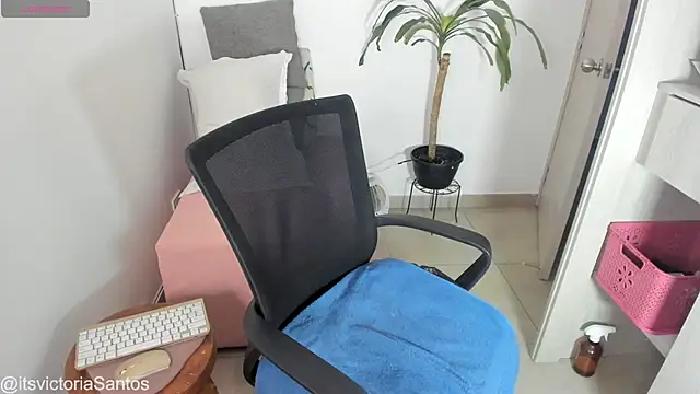 Victoriasant online show from October 19, 2025, 3:18 am