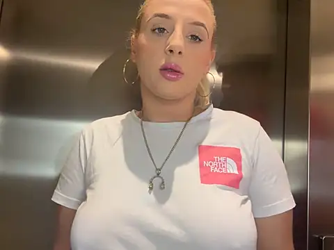 Strongqueen online show from January 8, 2025, 5:26 pm