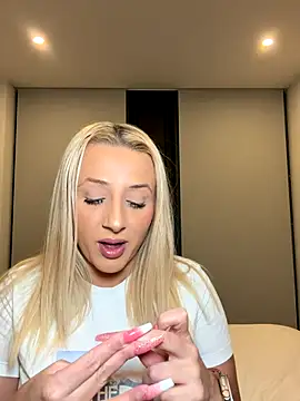 Strongqueen online show from October 26, 2025, 5:30 pm