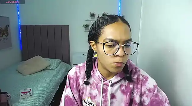 Nina lovee  online show from December 3, 2024, 1:43 pm