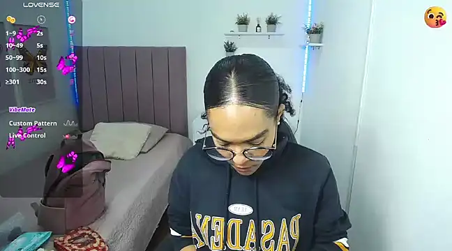 Nina lovee  online show from December 12, 2024, 4:32 pm