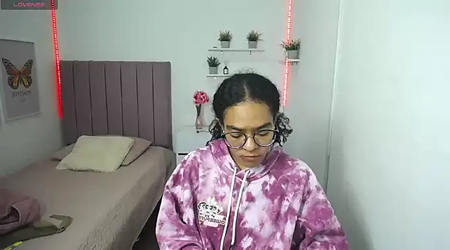 Nina lovee  online show from December 14, 2024, 1:27 pm