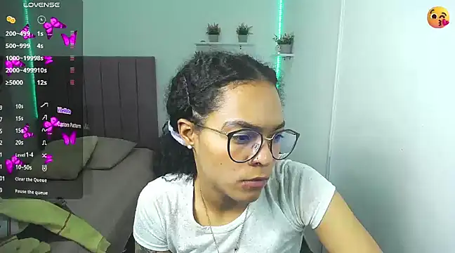 Nina lovee  online show from December 17, 2024, 4:53 pm