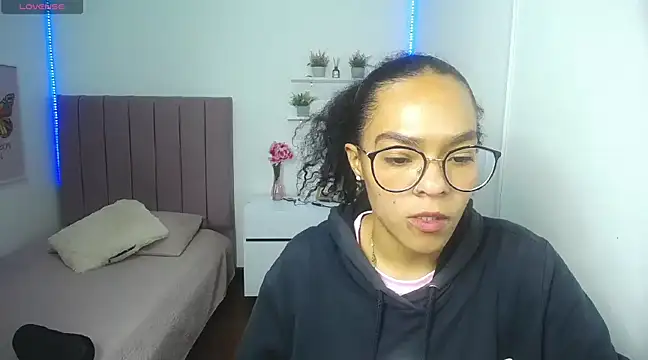 Nina lovee  online show from December 26, 2024, 1:32 pm