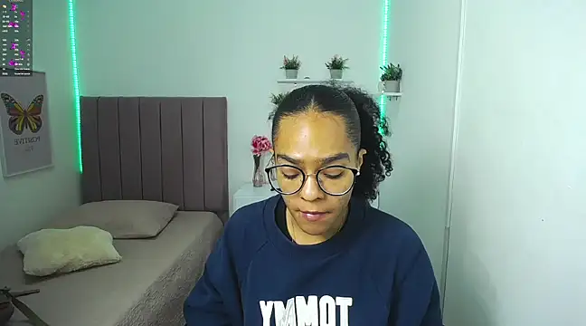 Nina lovee  online show from February 4, 2025, 1:27 pm