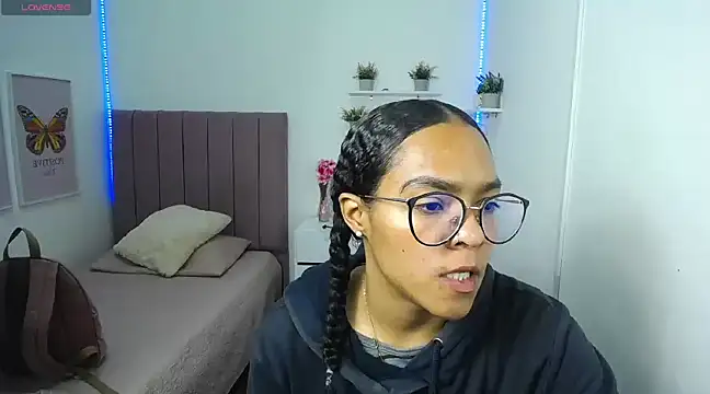 Nina lovee  online show from February 6, 2025, 1:43 pm