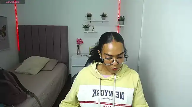 Nina lovee  online show from February 12, 2025, 5:58 pm