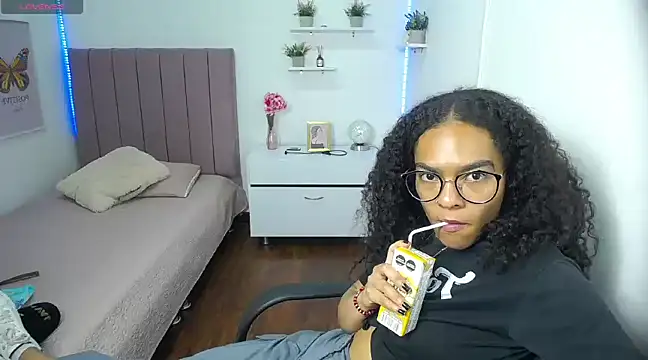 Nina lovee  online show from February 21, 2025, 5:53 pm