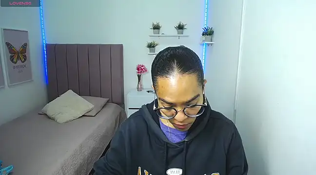 Nina lovee  online show from February 28, 2025, 2:31 pm