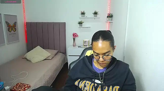 Nina lovee  online show from February 28, 2025, 5:37 pm
