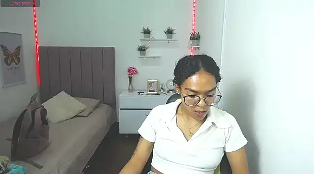 Nina lovee  online show from March 4, 2025, 6:07 pm