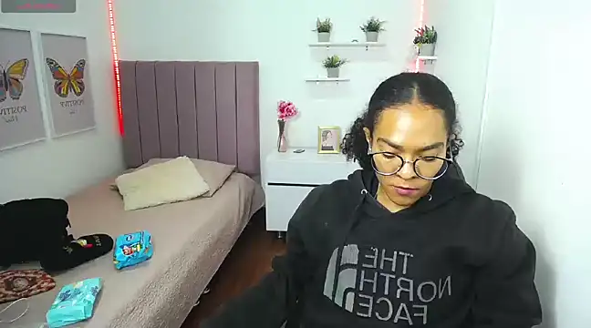 Nina lovee  online show from March 12, 2025, 6:22 pm