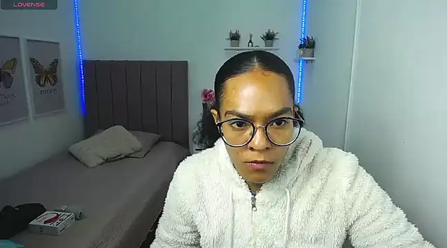 Nina lovee  online show from March 14, 2025, 3:03 pm